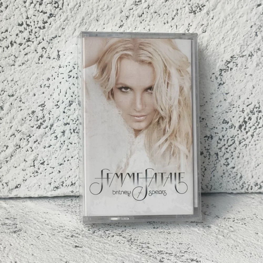 Retro Britney Spears Music Mag - مراجعة Cosplay Props وسعره