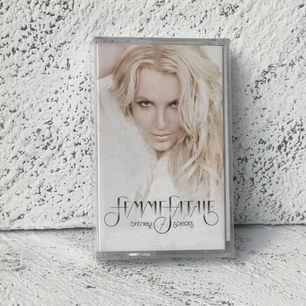 Retro Britney Spears Music Mag - مراجعة Cosplay Props وسعره